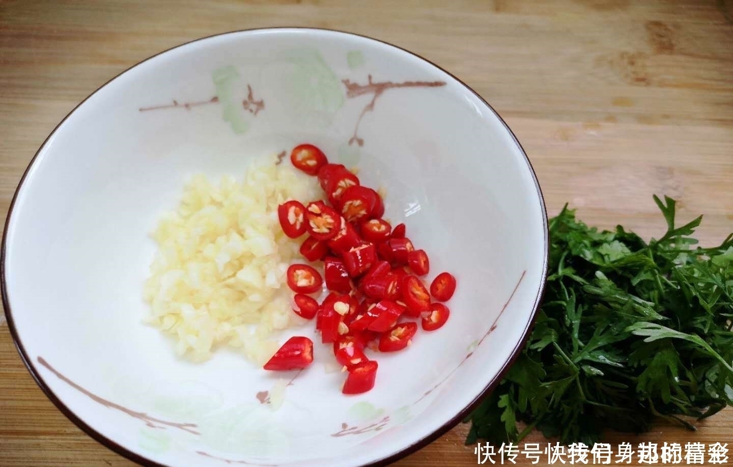 吃起来|凉拌黄瓜时,直接拌是大错特错的,少了这一步黄瓜不脆,更不入味