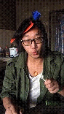 |搞笑GIF:本想给女友一个惊喜,没想到遇到了丈母娘