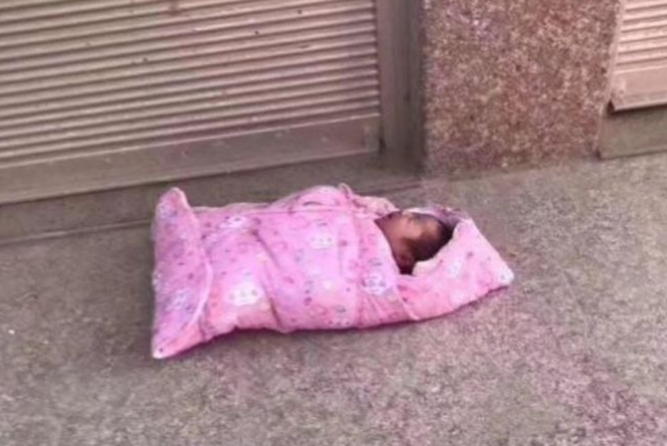 孝道|遗弃女婴被人收养考上博士,亲生父母却来认亲,女孩做法让人佩服