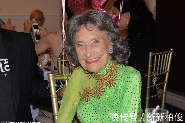 好莱坞|102岁印度奶奶练瑜伽90年，与小70岁男伴翩翩起舞，仿佛少女