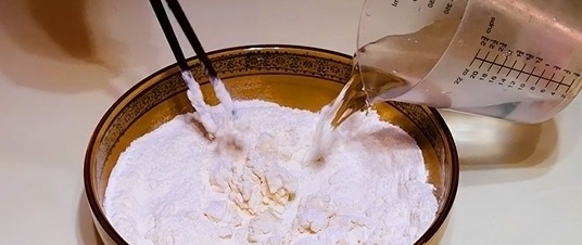 韭菜盒子用冷水还是热水和面?学会这方法,皮薄如纸,凉了也很软
