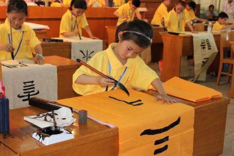 兴趣|你为自家孩子报名了哪些兴趣辅导班?学钢琴过时了,第一种烧钱呀