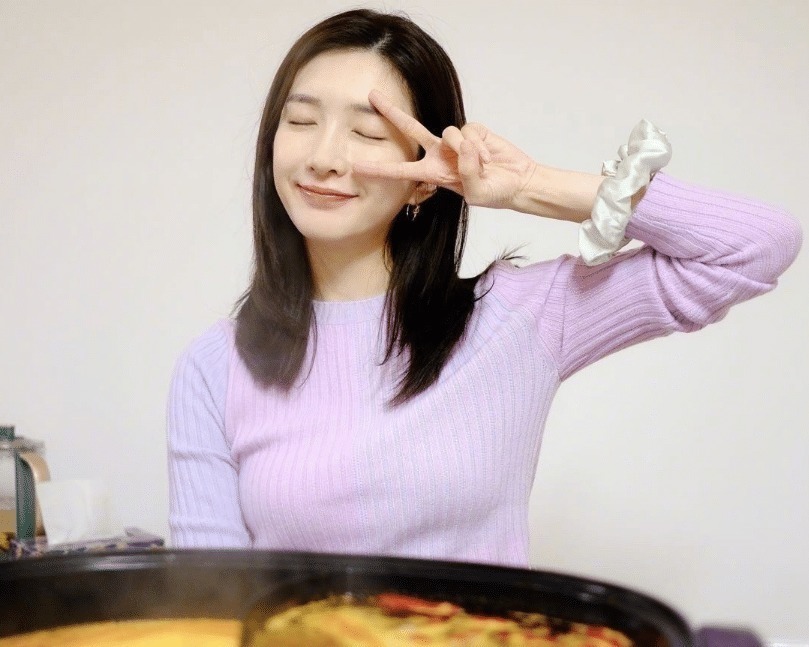 喊话|江疏影吃火锅,隔空喊话李易峰买单,峰峰回复有霸道总裁内味了!