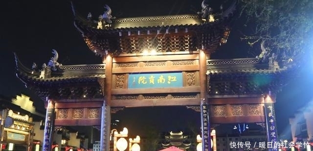 现在去南京夫子庙就是看人，全是老年旅游团，都有密集恐惧症了