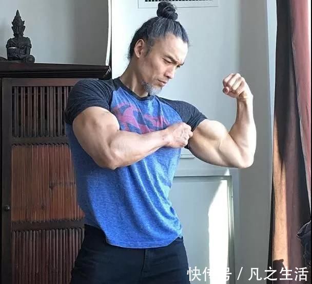 引体向上|50岁大叔唯独对“引体向上”特别钟爱,挑战900个不在话下