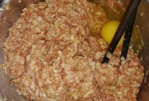 丸子|炸肉丸子时多加“这一步”，炸出来的丸子外焦里嫩，放凉也很酥脆