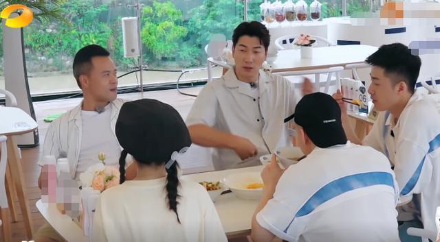 赵丽颖《中餐厅》暴露生活坏习惯,多次晚起床,房间邋遢衣物乱放