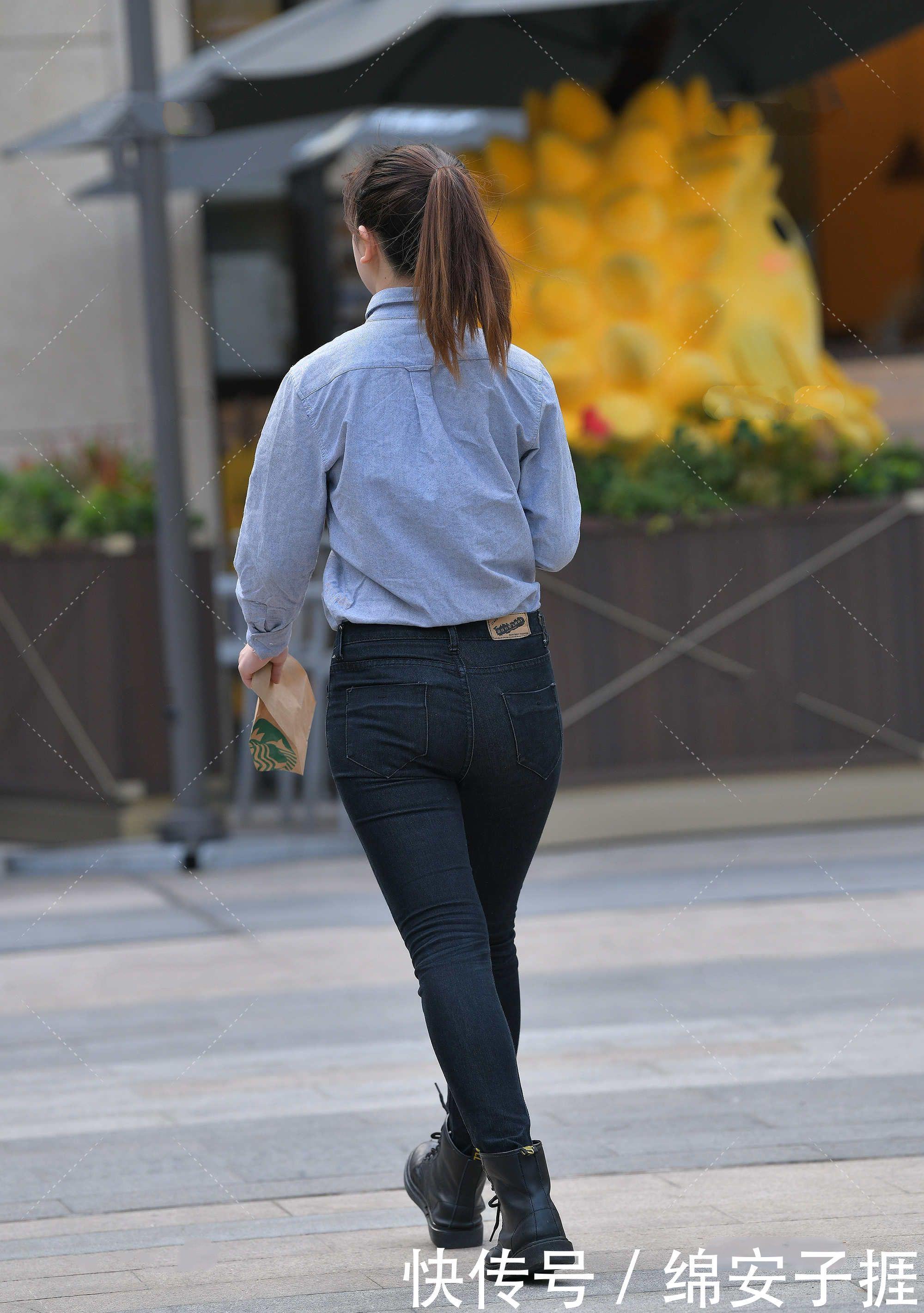 浅蓝色牛仔衬衫，干净利落，帅气洒脱