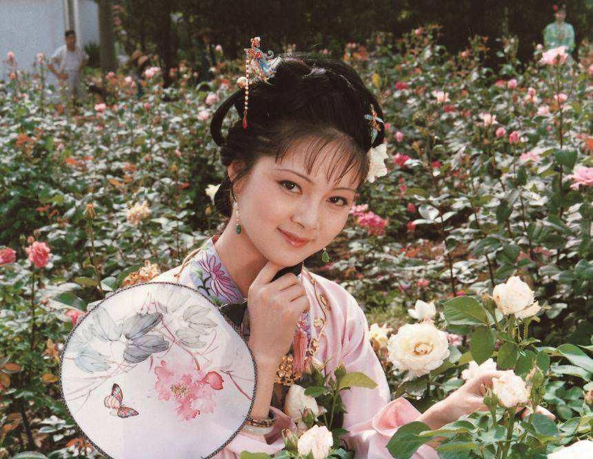  赵姨娘|《红楼梦》里集美貌与才华于一身的女子，赵姨娘都赞叹：会做人！