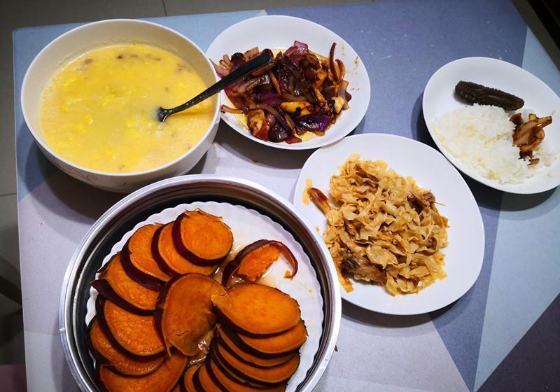 70后夫妻俩的早餐，火了朋友圈，网友：嫁对人，粗茶淡饭也幸福