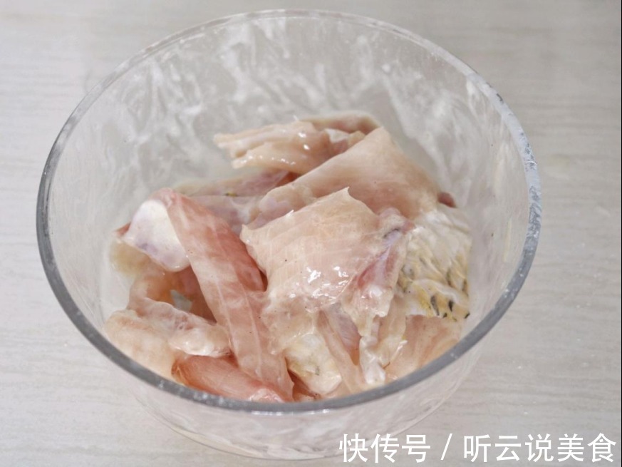 番茄鱼家常做法，鱼片滑嫩如豆腐，汤汁酸爽开胃！