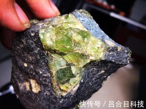 绿宝石|我国最大的绿宝石矿,原石遍地都是,随便你搬你都搬不完