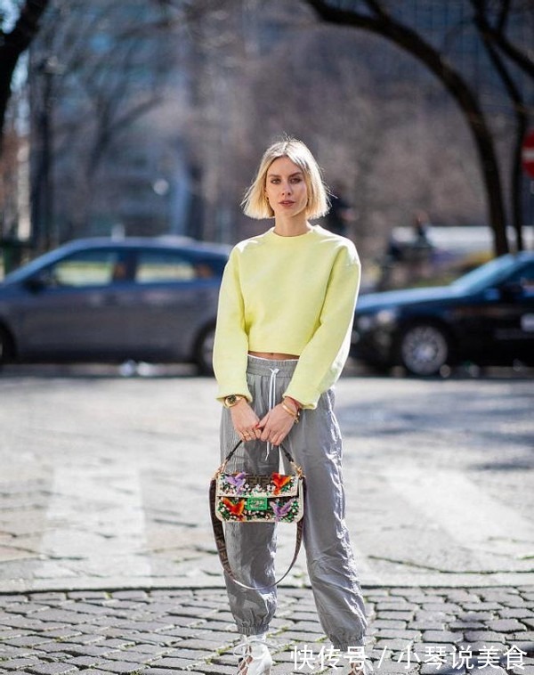 马丁靴 女人过了50岁,建议少穿高跟鞋多穿这3种鞋,时髦舒适还百搭