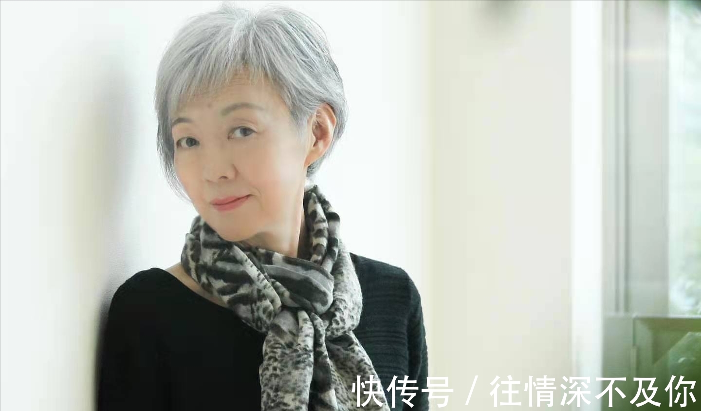 烫发 以前每年都要烫染,退休后不想染发了,什么发型精干好看显年轻?