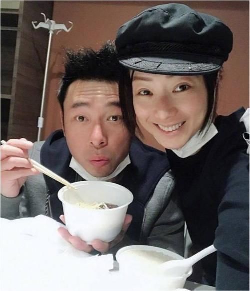 郑秀文许志安经历伤痛后更恩爱，甜蜜挽手逛超市，助男方走出爱犬离世阴霾