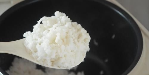 今天才知道，煮米饭时加点它，煮出来的米饭软糯香甜还不粘锅，真棒