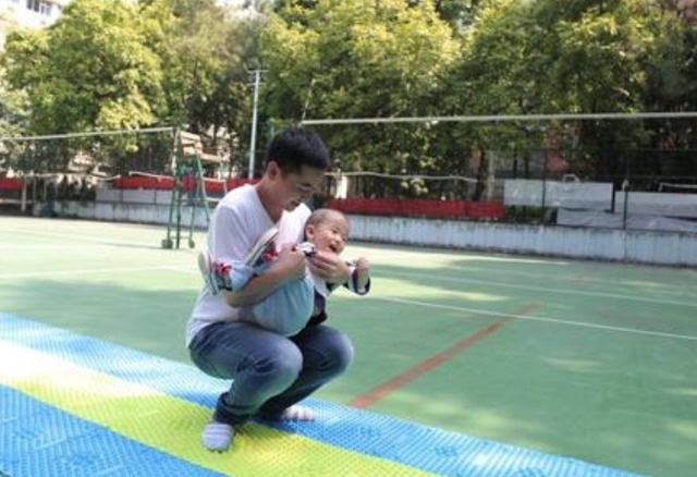 舅舅|宝妈生下萌娃,爸爸舅舅化身“熊大熊二”憨式抱娃,网友:太真实