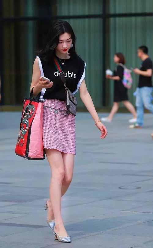 小姐姐|女生穿搭高跟鞋，让自己的搭配显得更加时尚