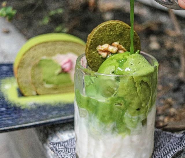 文章插图挤上草莓奶油的抹茶可颂;文章插图你有多久没喝奶茶了,抹茶味