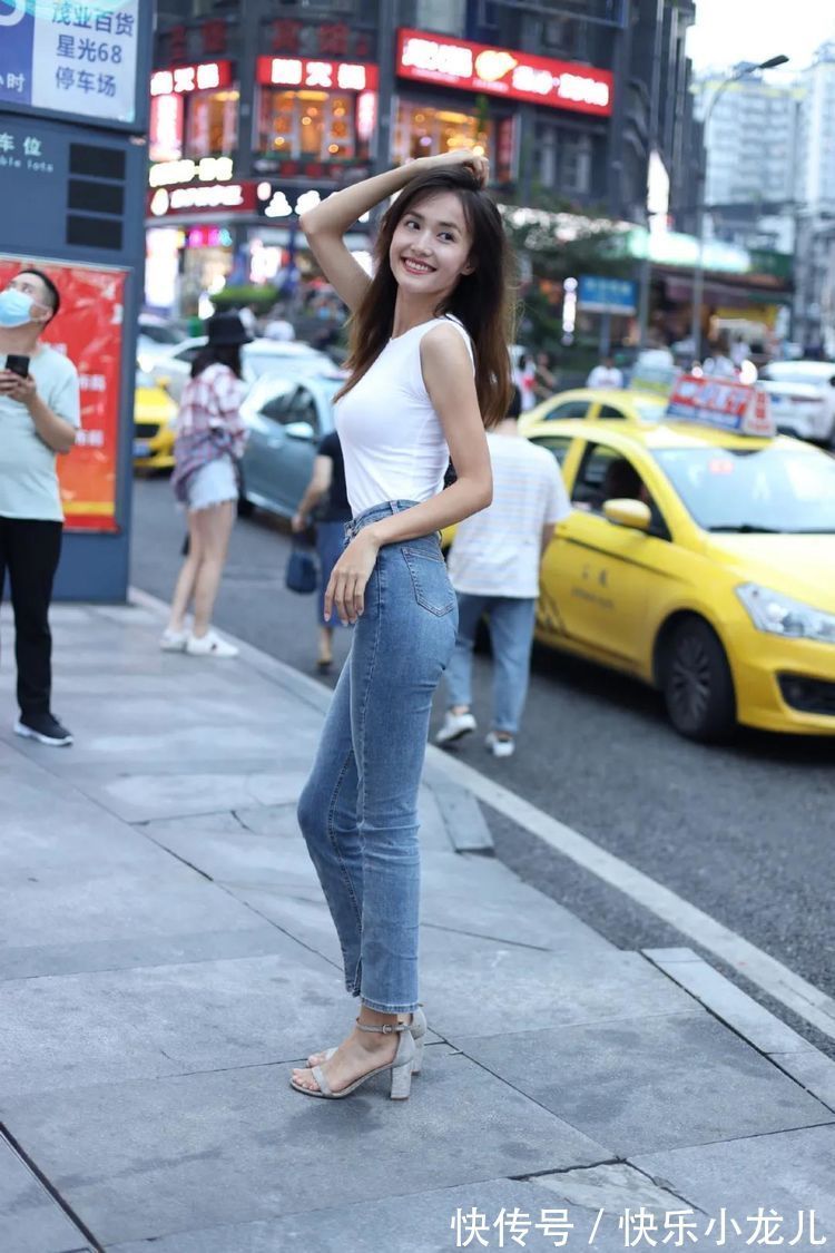 街拍 美女小姐姐,充满了年轻与美的活力,牛仔裤不仅好看又耐穿