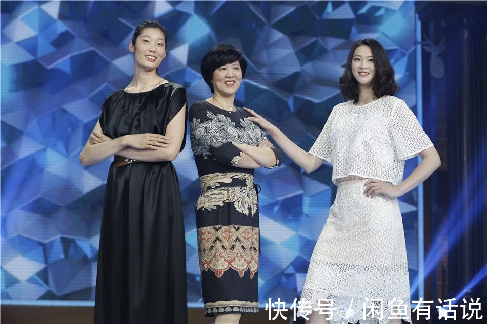 时髦|郎平认真打扮好惊艳!穿红色礼服裙优雅大气,配“大妈卷”也时髦