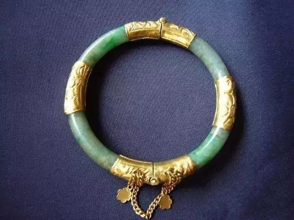 放进|3万买来的手镯不小心磕断了,是放进盒子封尘,还是……