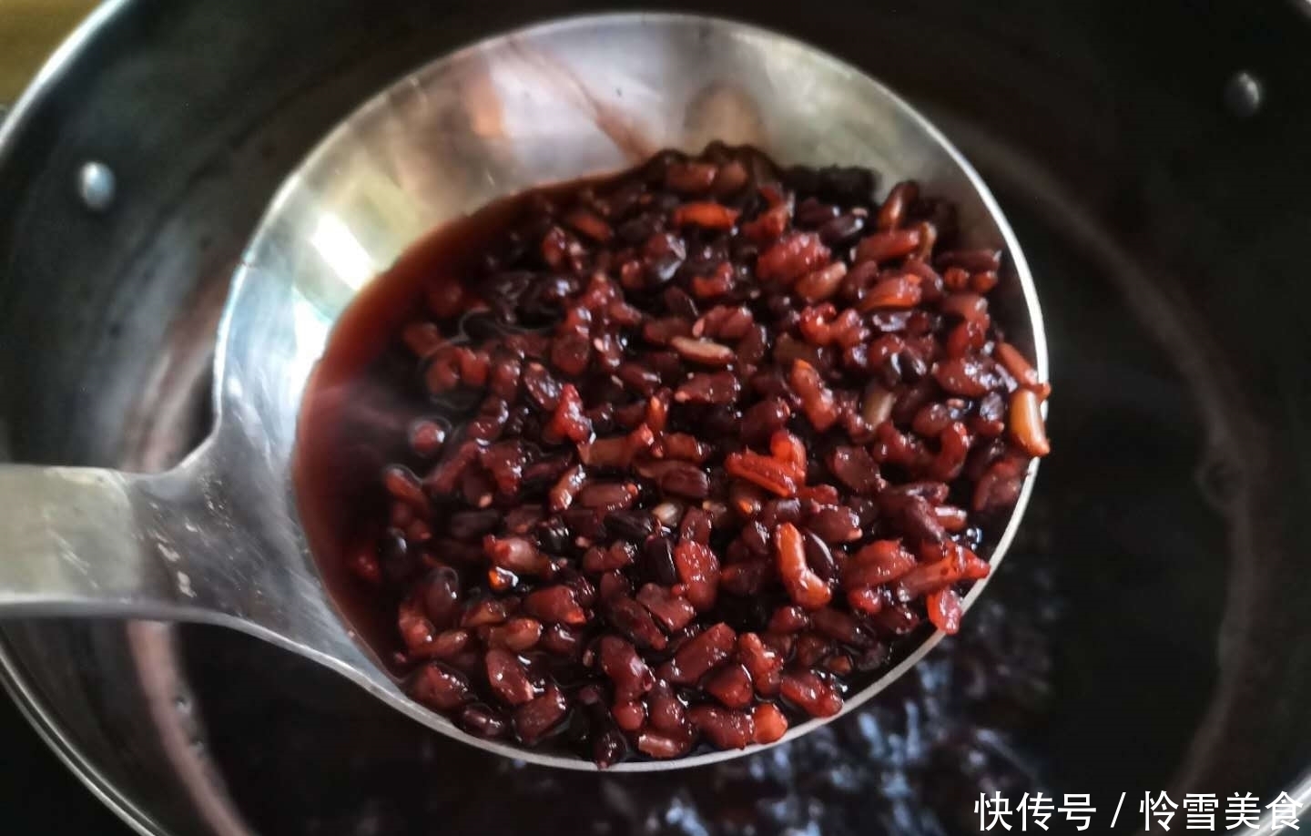 夏季这“粥”要常喝,每天一碗,安神补血又美颜,头发乌黑显年轻