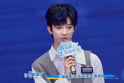 何洛洛 青3创4开播 R1SE何洛洛怒刷存在感 孙亦航少年老成