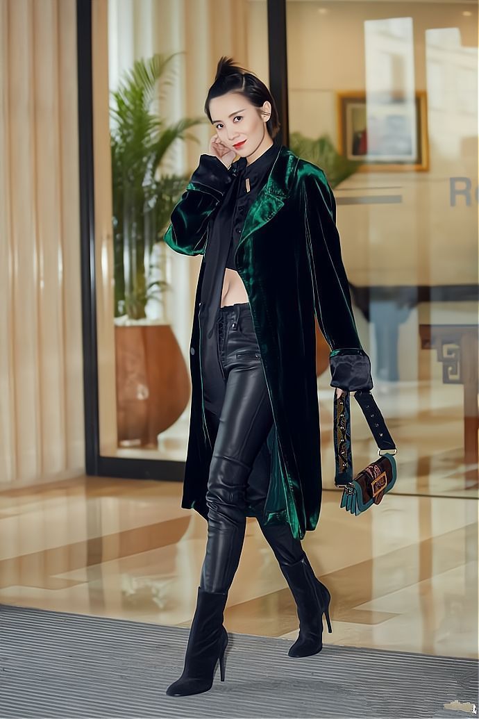 今秋别再穿紧身牛仔裤了,早过时了试试“皮裤”吧,修身又时髦