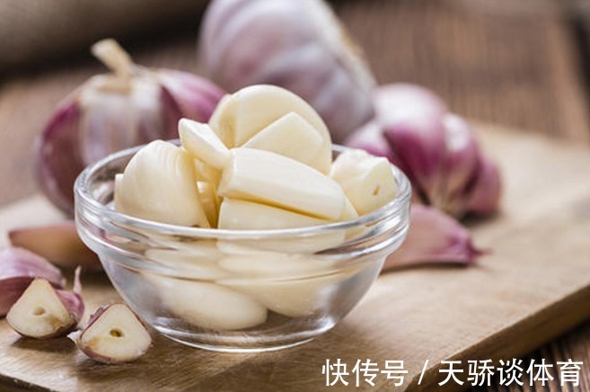 女性|3种常吃“掉头发”的食物,很多女性每顿吃,头发一抓一大把