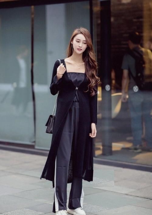 温文尔雅的气质美女，飘逸的金色长发，秀出迷人风范