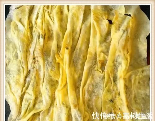 做鸡蛋饼别再搅面糊了，学学这个新做法，柔软透亮比纸薄，特筋道