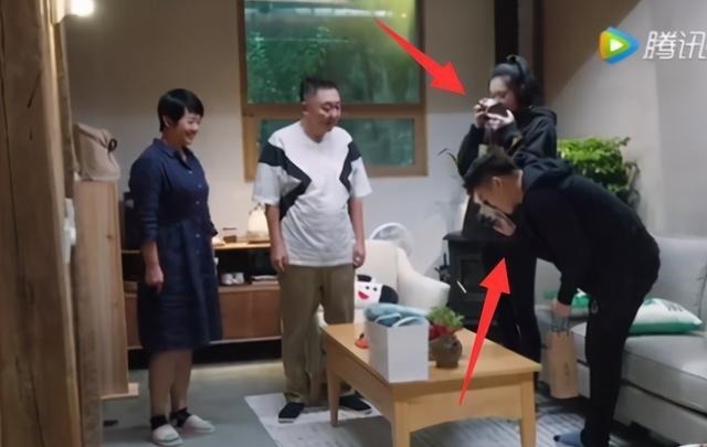 |奚梦瑶何猷君铁憨憨喝茶，于谦目瞪口呆，搞笑背后是藏不住的教养