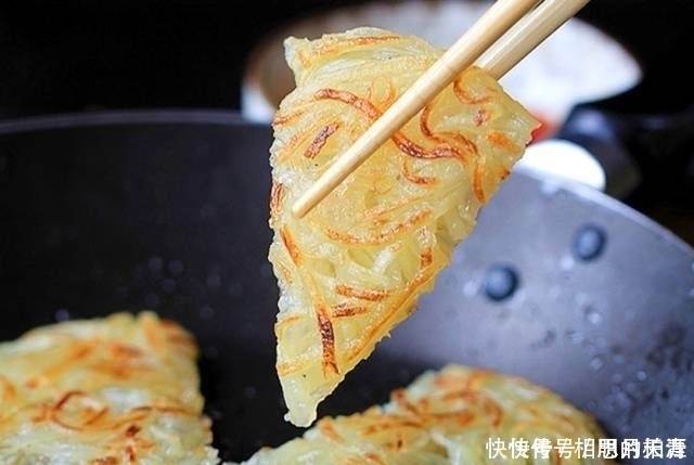 炒土豆丝,千万不要直接炒,2个小诀窍,土豆丝香辣脆爽,超好吃