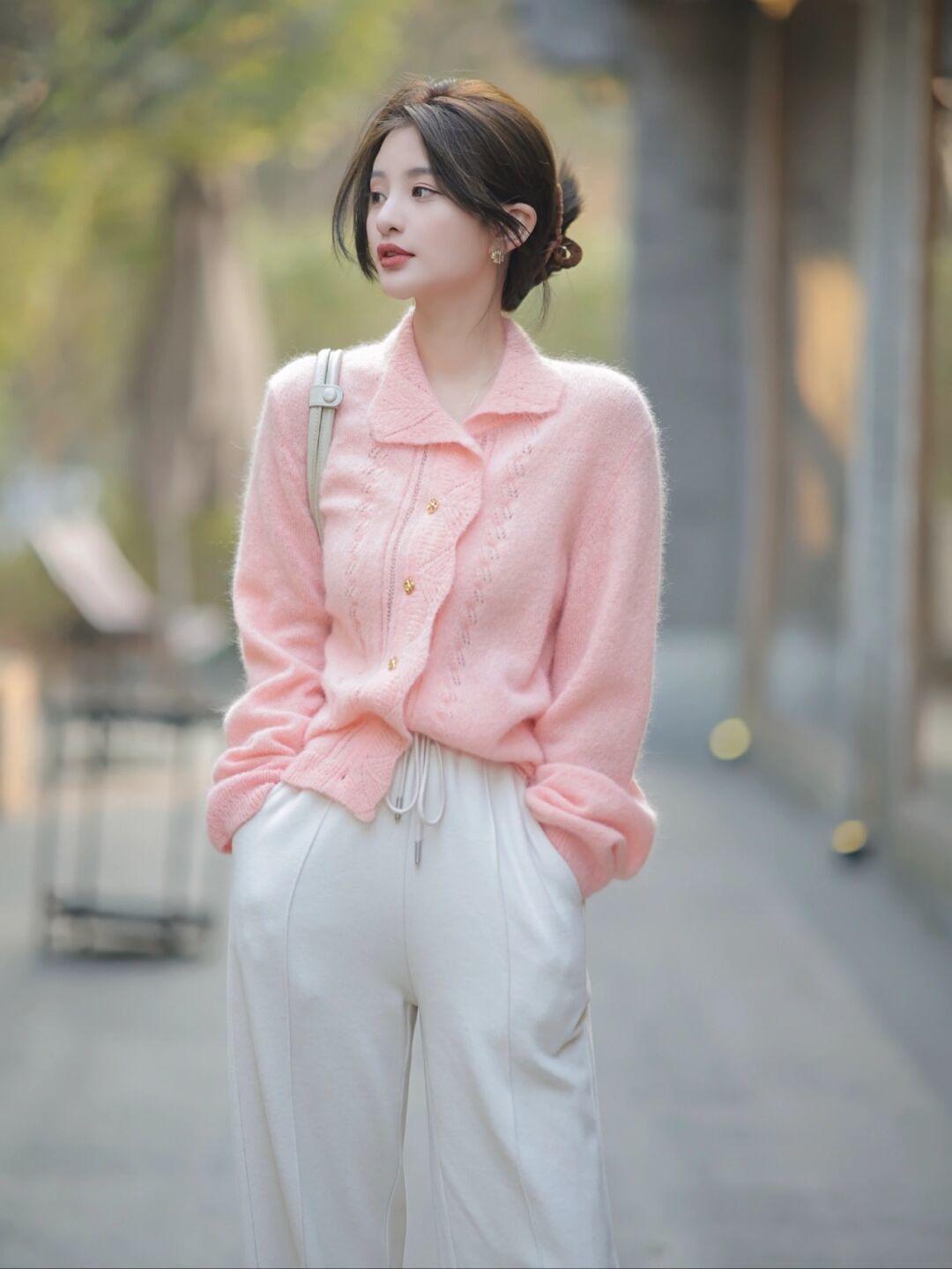 大长腿 冬天就适合穿“粉色毛衣”,保暖温柔又有格调,清新减龄又显气质