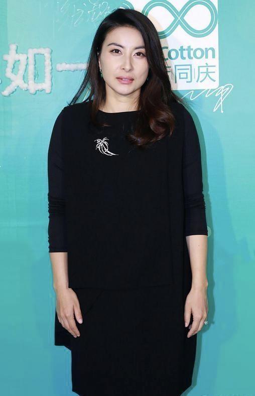 郭晶晶和一般“阔太”不一样,黑色连衣裙简约舒适,高级感爆棚