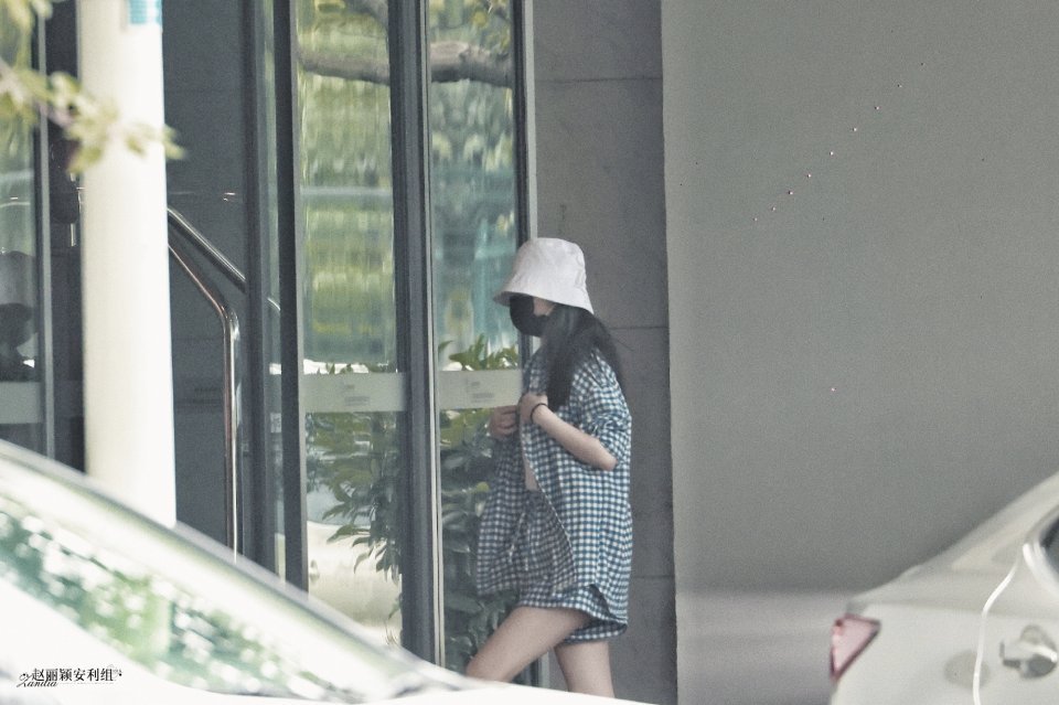 拜托了冰箱|赵丽颖录节目沉默寡言状态差,何炅耿直提醒:麻烦偶尔说几句话