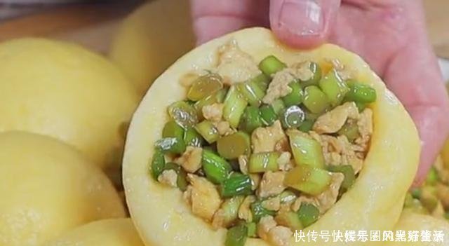 玉米面倒开水锅里,瞬间变成美味,一次就成功,老人孩子都爱吃