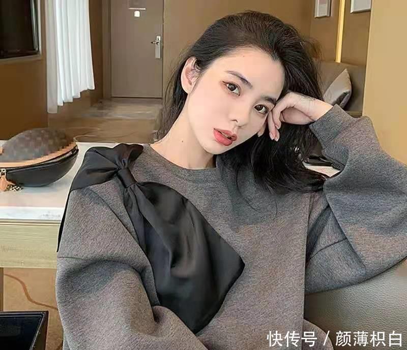 早春换季总穿毛衣,难怪不时髦,瞧新款“减龄”卫衣,时髦提气质