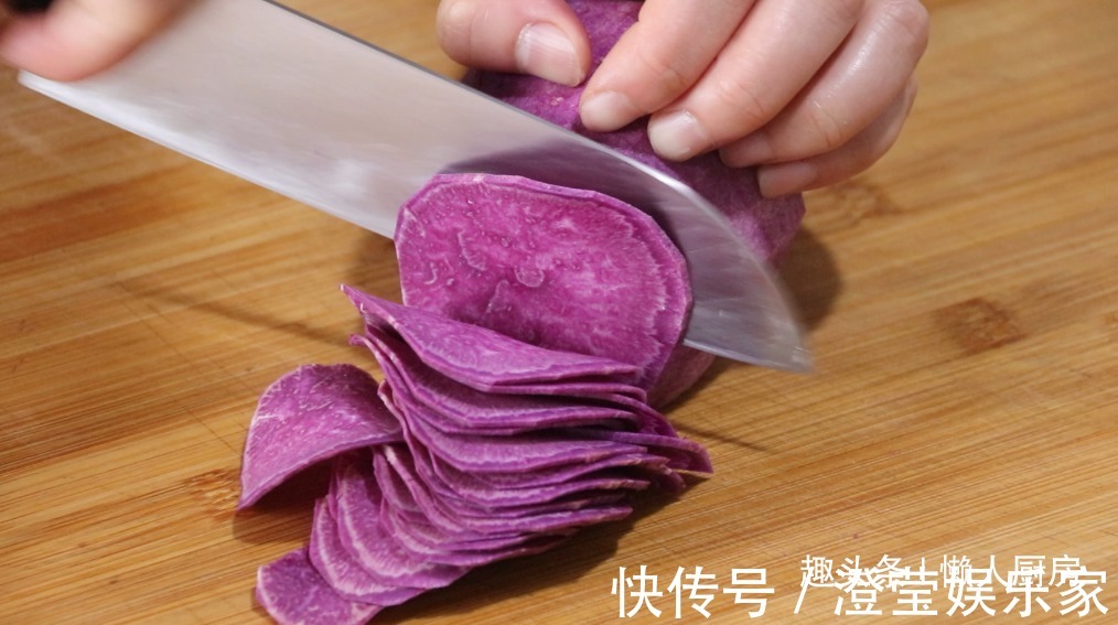 炸一炸|紫薯别只会蒸着吃了，1个紫薯，一勺淀粉，炸一炸比薯片还好吃
