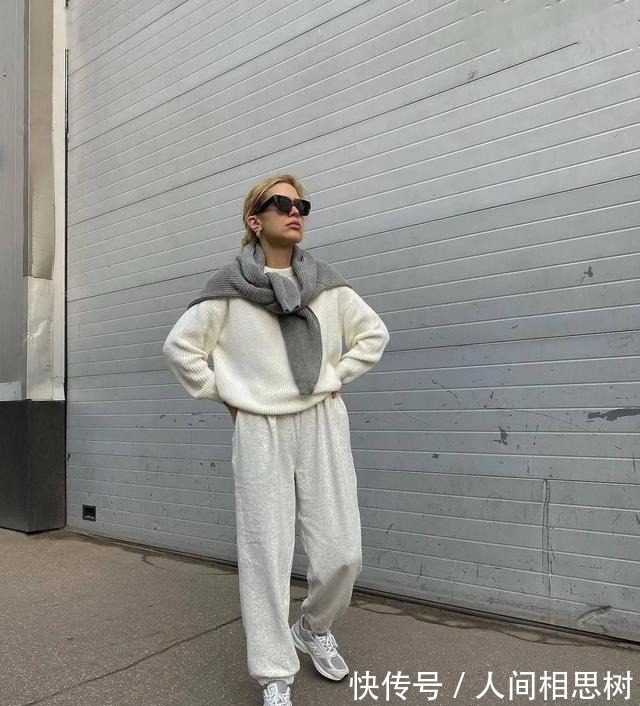 高跟鞋 阔腿裤终于失宠了,现在流行的是“慢跑裤”,舒适显瘦还特别减龄!