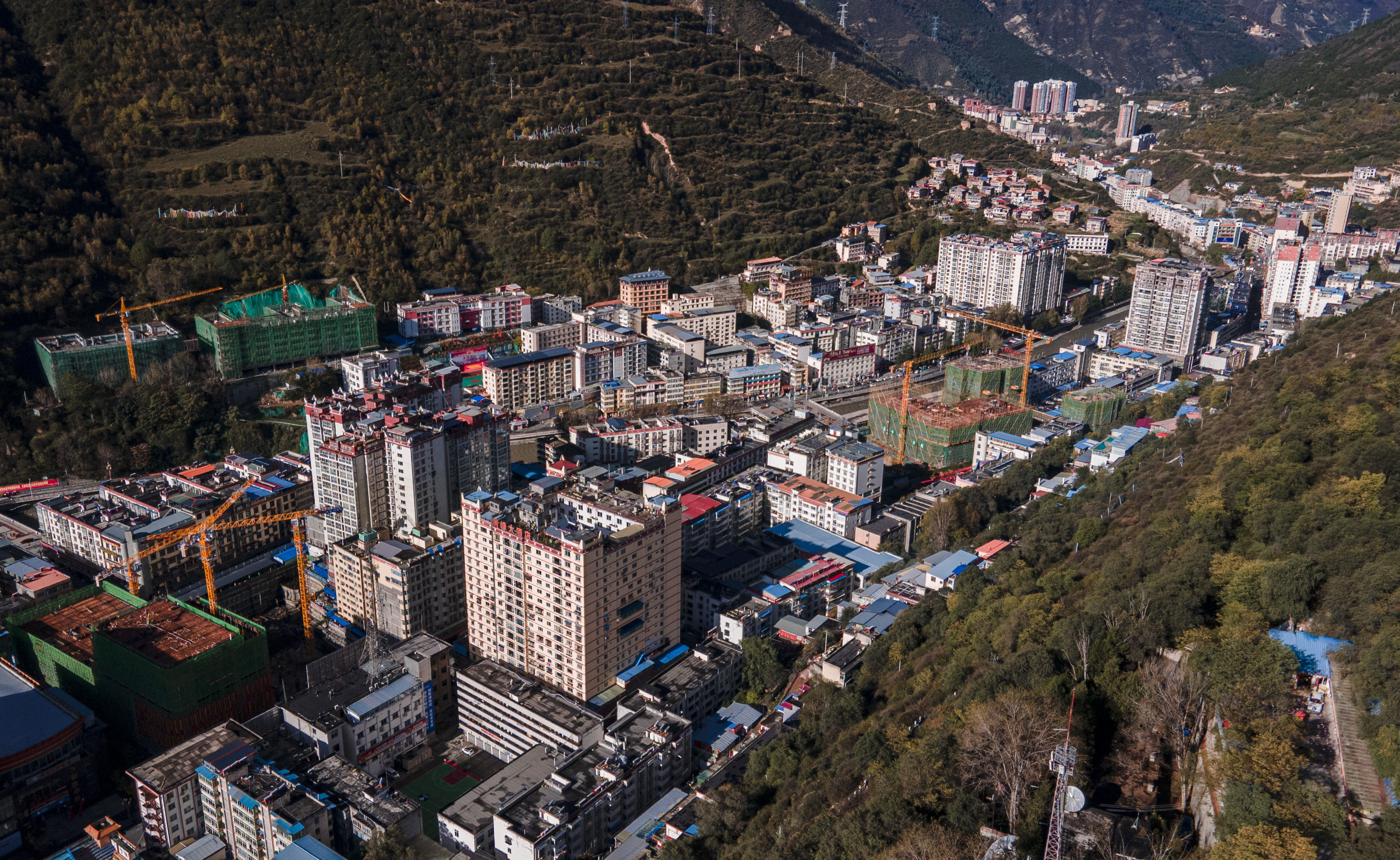 城市|距离成都仅4小时，藏着一处川西高原上最美的城市夜景