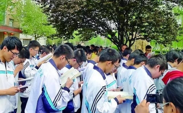 学生上网课要求全程开摄像头，学习安排、处罚单曝光：细、紧、严