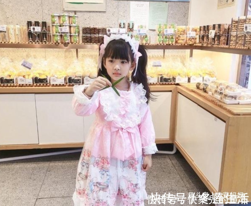 小仙女|幼儿园“最美”女孩火了,坐着不动也迷人,网友:天生就是主角脸