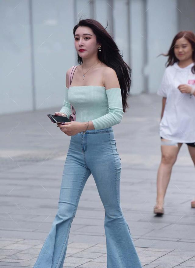 今年流行这么穿一字肩T恤+喇叭牛仔裤,显高显瘦显身材