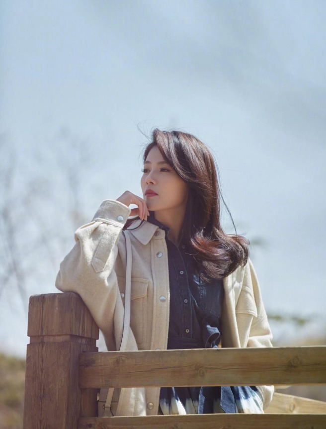 外套|刘涛美得“优雅温婉！穿一袭牛仔拼接色连衣裙拍时尚大片，超洋气