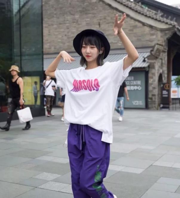 街拍:气质高雅的小姐姐,粉色上衣配牛仔裤,时尚魅力十足