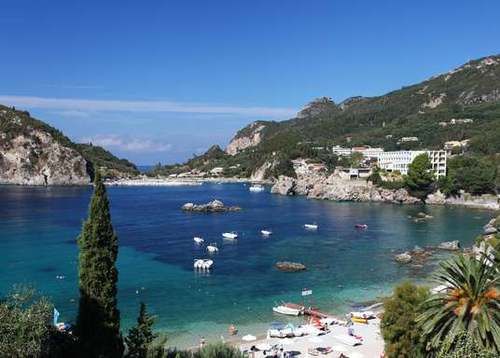 希腊不可错过的科孚岛，茜茜公主曾在此居住，展示纯粹的蓝白世界