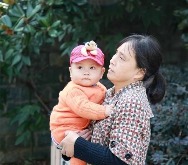家长|7岁女儿坦言“更爱奶奶”，原因是姥姥做不到两点，宝妈听完沉默