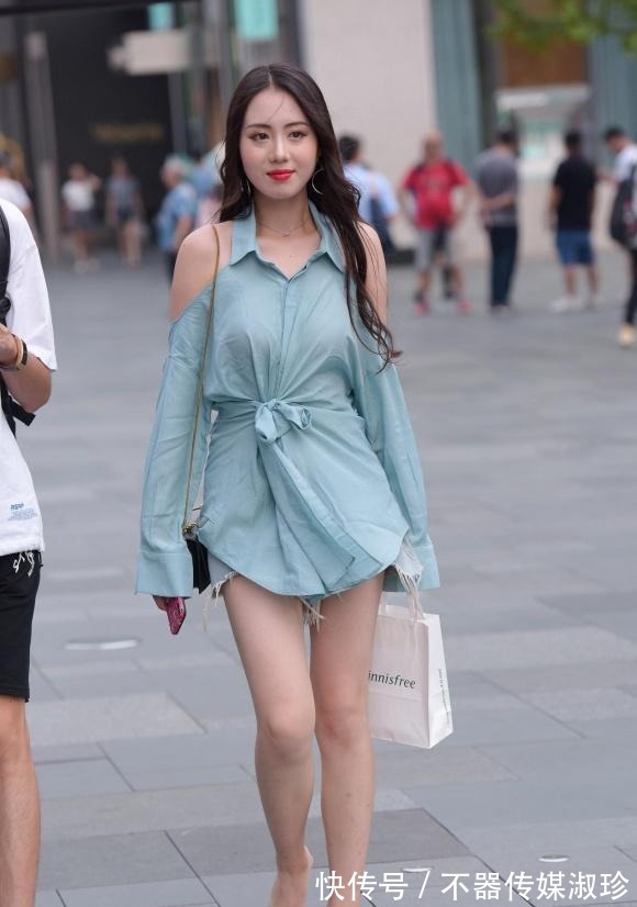 搭配|美女就是会穿搭,衬衫穿出露肩的风格,修身显瘦又显魅力